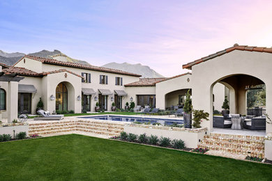 Zweistöckiges Mediterranes Einfamilienhaus mit beiger Fassadenfarbe, Satteldach und Ziegeldach in Phoenix