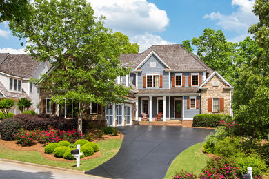 Großes, Zweistöckiges Uriges Haus mit Faserzement-Fassade, blauer Fassadenfarbe und Satteldach in Atlanta