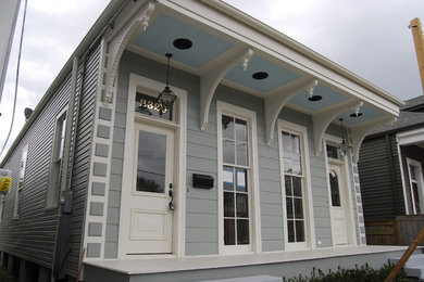 ニューオリンズにあるトランジショナルスタイルのおしゃれな家の外観の写真
