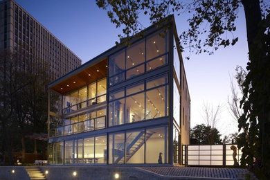 Photo of a modern house exterior in Chicago.