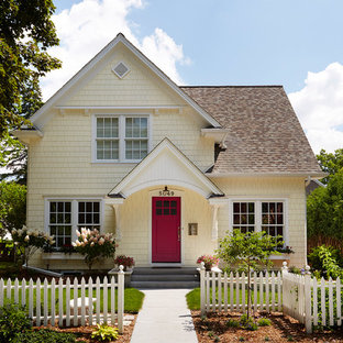 Zweistöckiges, Gelbes, Mittelgroßes Klassisches Haus mit Satteldach und Holzfassade in Minneapolis