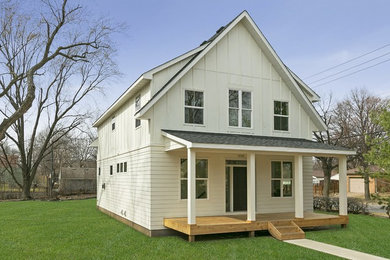 Große, Zweistöckige Country Holzfassade Haus mit weißer Fassadenfarbe und Satteldach in Minneapolis