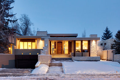 Réalisation d'une grande façade de maison beige minimaliste de plain-pied avec un revêtement mixte.