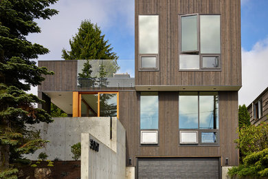 Diseño de fachada contemporánea con revestimiento de madera y tejado plano