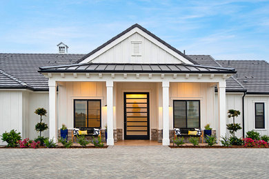 Diseño de fachada de casa blanca campestre extra grande de una planta con revestimientos combinados, tejado a dos aguas y tejado de teja de madera