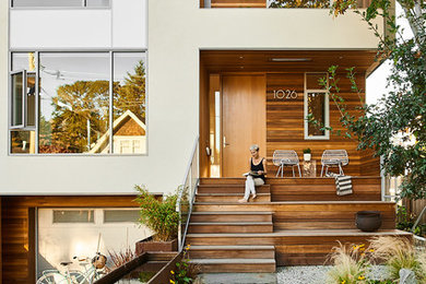 Diseño de fachada de casa multicolor contemporánea de tamaño medio de dos plantas con revestimientos combinados y tejado a la holandesa