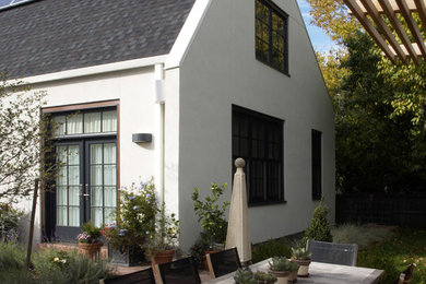 Diseño de fachada blanca moderna de dos plantas con revestimiento de estuco