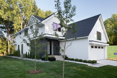 Свежая идея для дизайна: большой, двухэтажный, белый частный загородный дом в стиле лофт с комбинированной облицовкой, двускатной крышей и крышей из смешанных материалов - отличное фото интерьера