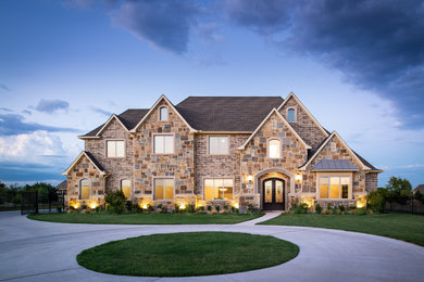Large elegant exterior home photo in Dallas