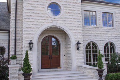 Foto de fachada tradicional con revestimiento de piedra