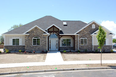 Inspiration pour une façade de maison marron traditionnelle de taille moyenne et de plain-pied avec un revêtement mixte, un toit à quatre pans et un toit en shingle.