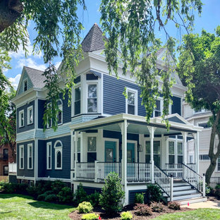 Foto de fachada de casa azul, tradicional, grande, de tres plantas, con revestimiento de madera, tejado a dos aguas y tejado de teja de madera
