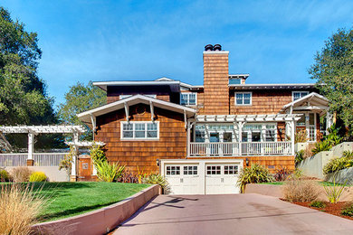 Modelo de fachada marrón de estilo americano grande de dos plantas con revestimiento de madera y tejado a cuatro aguas