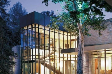 ロサンゼルスにあるラグジュアリーな巨大なコンテンポラリースタイルのおしゃれな家の外観 (漆喰サイディング) の写真