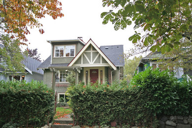 Modelo de fachada verde de estilo americano de tamaño medio de tres plantas con revestimiento de estuco y tejado a dos aguas