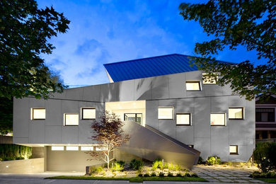 バンクーバーにある高級なコンテンポラリースタイルのおしゃれな家の外観 (コンクリート繊維板サイディング) の写真