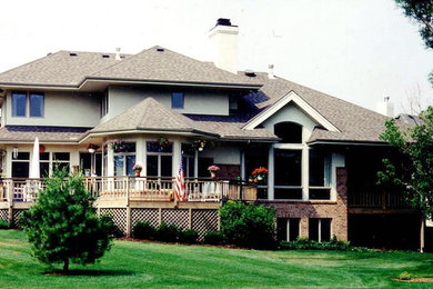 Modelo de fachada de casa clásica grande de dos plantas con tejado de teja de madera