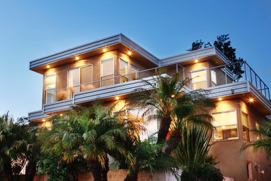 サンディエゴにある高級なコンテンポラリースタイルのおしゃれな家の外観 (漆喰サイディング) の写真