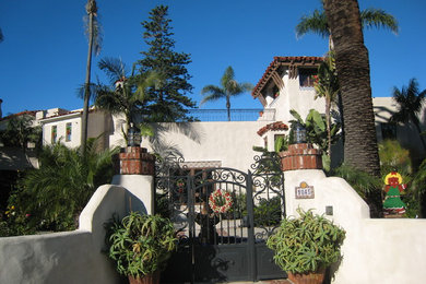 サンディエゴにある高級な地中海スタイルのおしゃれな家の外観 (漆喰サイディング) の写真