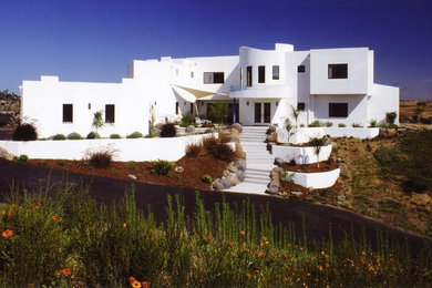 サンディエゴにある高級なコンテンポラリースタイルのおしゃれな家の外観 (漆喰サイディング) の写真