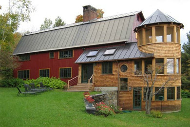Foto på ett stort amerikanskt flerfärgat hus, med tre eller fler plan och blandad fasad