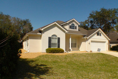 Example of an exterior home design in Jacksonville