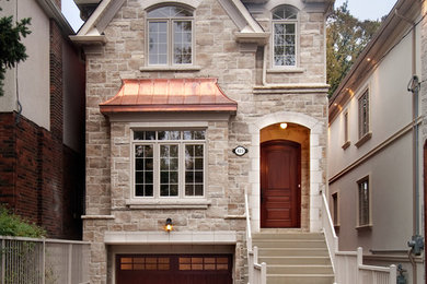 Diseño de fachada beige clásica de tamaño medio de tres plantas con revestimiento de piedra y tejado a dos aguas