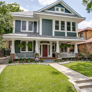 Ispirazione per la facciata di una casa grande grigia american style a tre piani con rivestimento con lastre in cemento e tetto a capanna