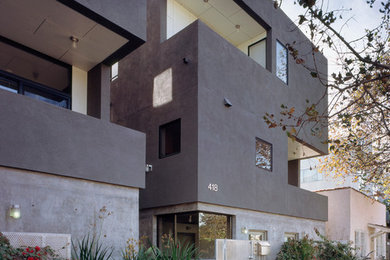 Ejemplo de fachada de casa pareada gris moderna de tamaño medio de tres plantas con revestimiento de aglomerado de cemento, tejado plano y techo verde