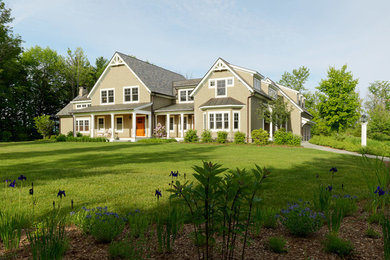 Cette photo montre une façade de maison beige craftsman en bois.