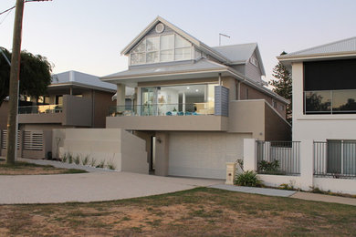 Imagen de fachada de casa gris tradicional grande de tres plantas con revestimiento de madera, tejado a cuatro aguas y tejado de metal