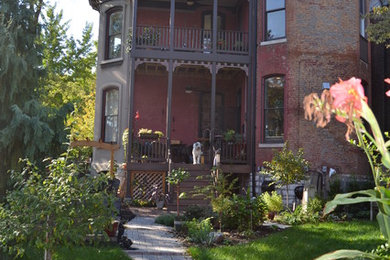 セントルイスにあるトラディショナルスタイルのおしゃれな家の外観の写真