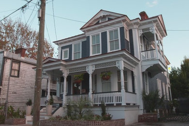 チャールストンにある中くらいなヴィクトリアン調のおしゃれな家の外観の写真