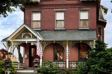 フィラデルフィアにあるヴィクトリアン調のおしゃれな家の外観 (レンガサイディング) の写真