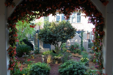 チャールストンにある中くらいなおしゃれな庭の写真