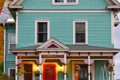 Exemple d'une façade de maison bleue victorienne en bois à deux étages et plus avec un toit à deux pans et un toit en shingle.
