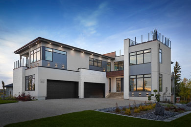 Großes Modernes Einfamilienhaus mit Mix-Fassade, beiger Fassadenfarbe, Flachdach und Misch-Dachdeckung in Edmonton