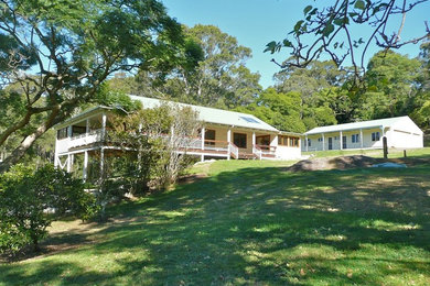 Großes, Einstöckiges Landhaus Haus mit beiger Fassadenfarbe, Walmdach und Blechdach in Sydney