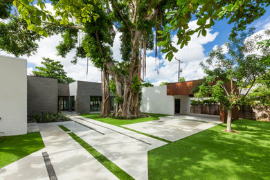 Imagen de fachada de casa gris minimalista grande