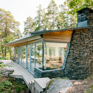 Inredning av ett minimalistiskt litet flerfärgat hus, med allt i ett plan och blandad fasad