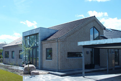 オールボーにある北欧スタイルのおしゃれな家の外観の写真