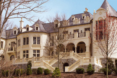 バーリにあるトラディショナルスタイルのおしゃれなベージュの家 (石材サイディング) の写真