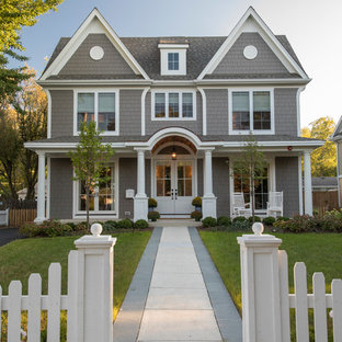 Cette photo montre une façade de maison grise chic de taille moyenne et à un étage avec un revêtement en panneau de béton fibré, un toit à deux pans et un toit en shingle.