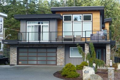 Foto de fachada de casa gris moderna de tamaño medio de dos plantas con revestimiento de madera y tejado de un solo tendido
