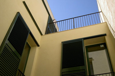 Foto de fachada beige contemporánea de tres plantas con revestimiento de estuco