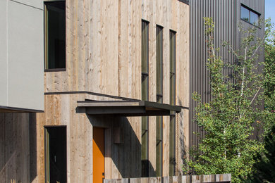 Modelo de fachada gris contemporánea pequeña de dos plantas con revestimiento de madera