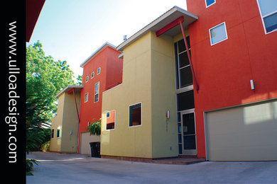 Ispirazione per la facciata di una casa rossa contemporanea a due piani di medie dimensioni con rivestimento in stucco