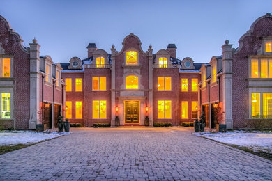 Geräumiges, Dreistöckiges Klassisches Einfamilienhaus mit Backsteinfassade und brauner Fassadenfarbe in Sonstige