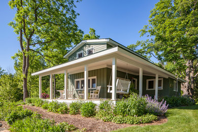 Foto de fachada gris de estilo de casa de campo de tamaño medio de dos plantas con revestimiento de vinilo
