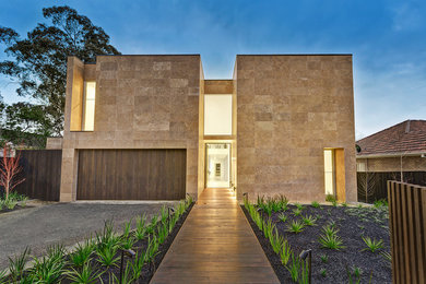 Aménagement d'une grande façade de maison marron contemporaine en pierre à un étage avec un toit plat.
